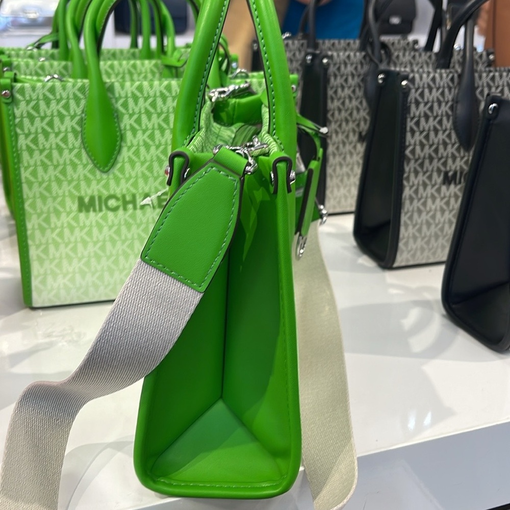 Michael Kors Mirella Small Ombré Signature Logo Crossbody Bag
COLOR JUNGLE - Picture 9 of 16